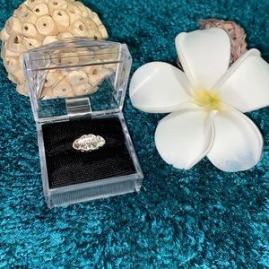 14k VINTAGE Ring with 3 stones diamond